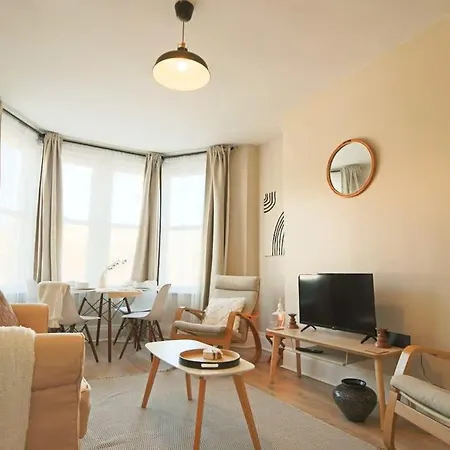 Chic And Cosy Two Bedroom Flat In Cheltenham Road Bristol