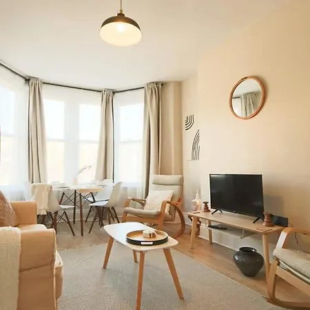 Chic And Cosy Two Bedroom Flat In Cheltenham Road