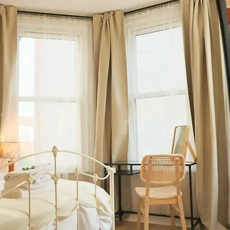 Chic And Cosy Two Bedroom Flat In Cheltenham Road * Bristol