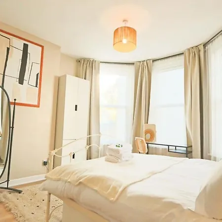 Chic And Cosy Two Bedroom Flat In Cheltenham Road