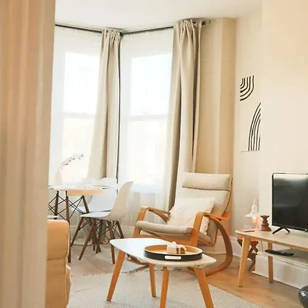 Chic And Cosy Two Bedroom Flat In Cheltenham Road Apartman Bristol