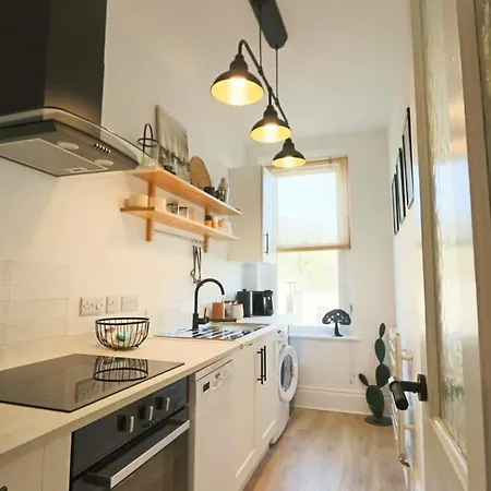 Chic And Cosy Two Bedroom Flat In Cheltenham Road Bristol