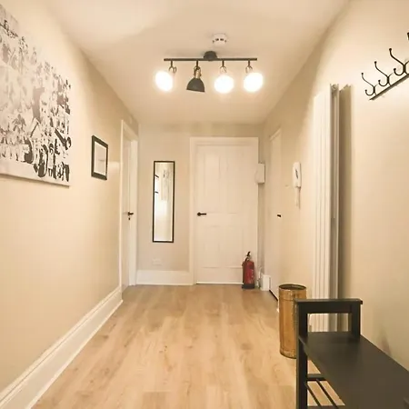 Chic And Cosy Two Bedroom Flat In Cheltenham Road Апартаменты