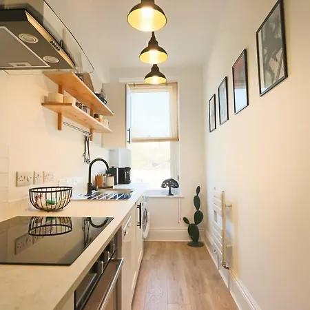 Апартаменты Chic And Cosy Two Bedroom Flat In Cheltenham Road Бристоль