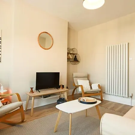 Chic And Cosy Two Bedroom Flat In Cheltenham Road Бристоль