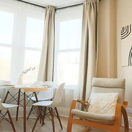 Chic And Cosy Two Bedroom Flat In Cheltenham Road Апартаменты