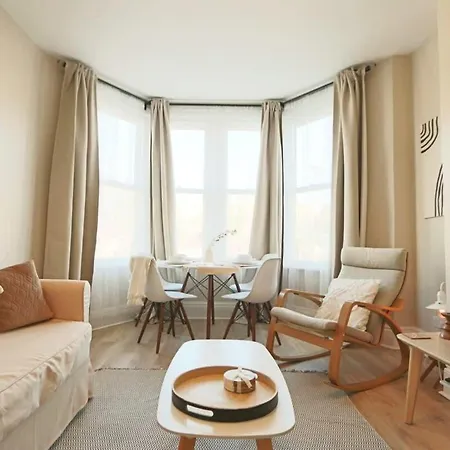 Chic And Cosy Two Bedroom Flat In Cheltenham Road Апартаменты *
