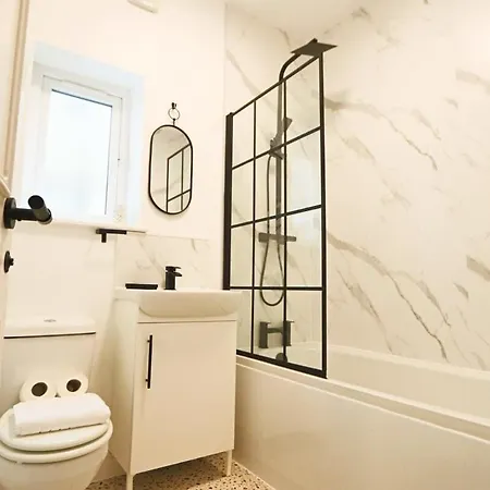Apartment Chic And Cosy Two Bedroom Flat In Cheltenham Road *
