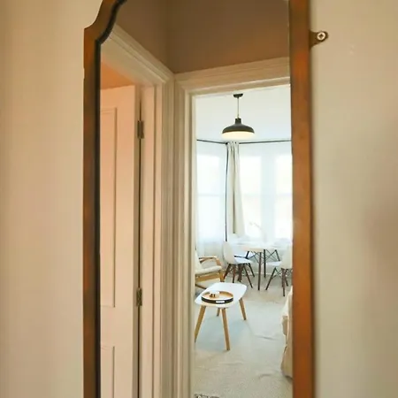 Chic And Cosy Two Bedroom Flat In Cheltenham Road Апартаменты