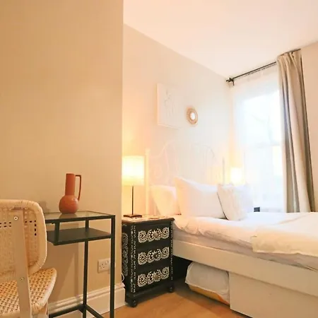 Apartment Chic And Cosy Two Bedroom Flat In Cheltenham Road