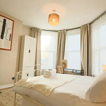 Апартаменты Chic And Cosy Two Bedroom Flat In Cheltenham Road Бристоль