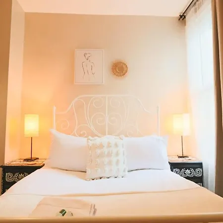 Chic And Cosy Two Bedroom Flat In Cheltenham Road Bristol