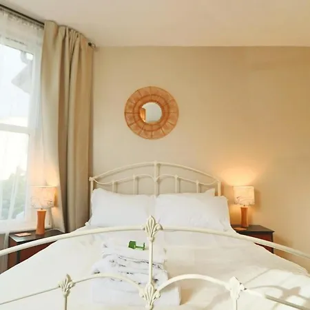 Apartment Chic And Cosy Two Bedroom Flat In Cheltenham Road Bristol